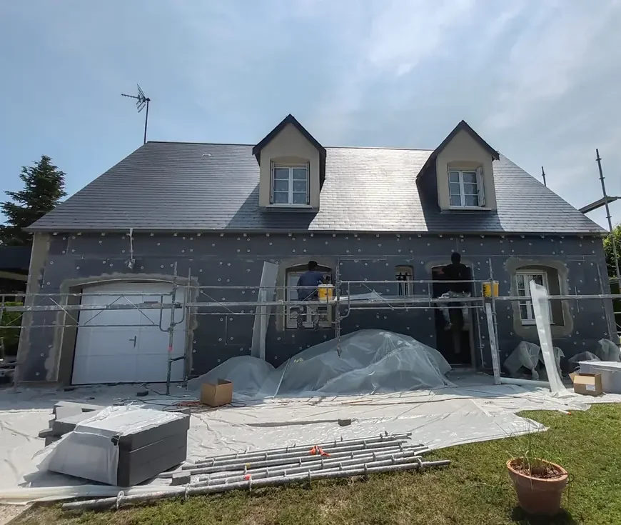 Échafaudage monté devant une maison avant isolation par l'extérieur